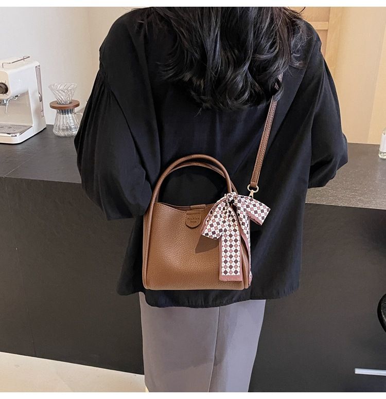Nuova borsa da viaggio a mano 2024 per le donne, con un senso di lusso, semplicità, tendenza e una borsa a tracolla versatile in stile coreano, una popolare borsa a secchiello_voghion.com