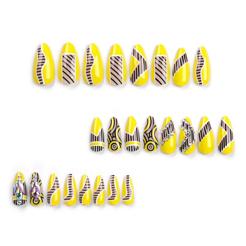 Kreatives abstraktes Muster mit funkelnden Diamantstreifen, abnehmbaren Nagelclips und künstlichen Nägeln_voghion.com