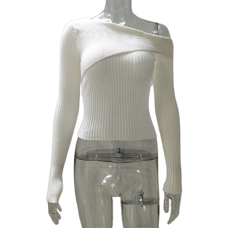 Maglione sexy a coste con collo rovesciato, maniche lunghe e spalle scoperte per donna. Tendenze moda primavera e autunno._voghion.com