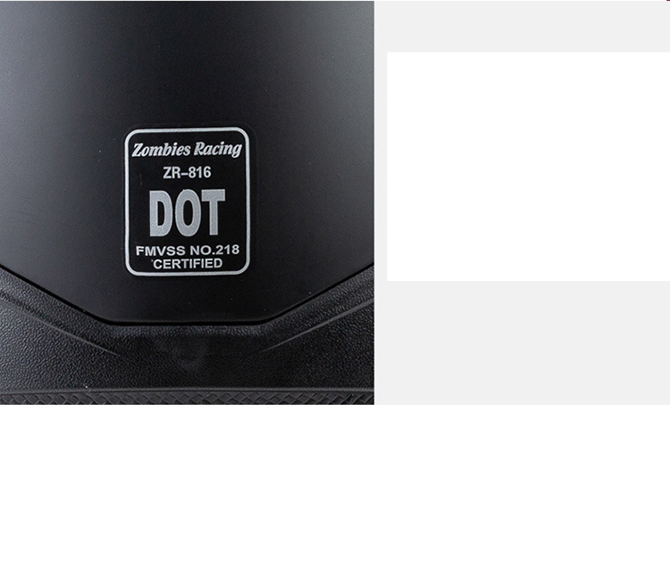 Vintage motorhelm met ingebouwde lensoren rondom de motorhelm_voghion.com
