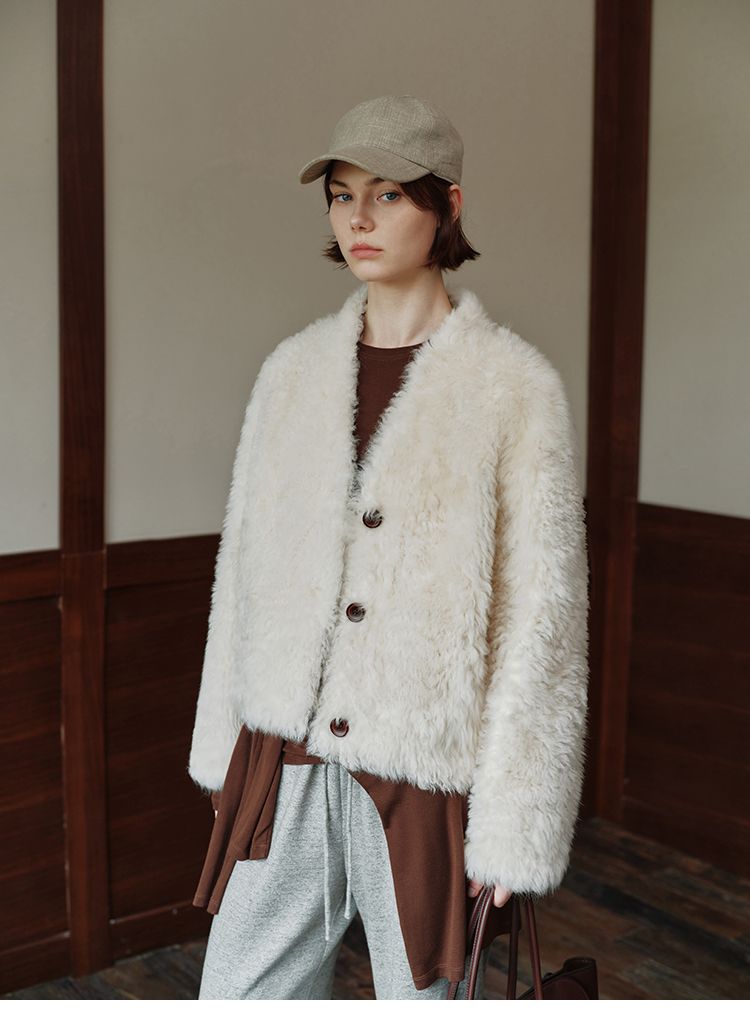 Damen-Kunstpelzmantel mit natürlichen Locken – gemütlicher V-Ausschnitt, offener Cardigan-Stil, toskanisch inspirierte Kunst-Shearling-Jacke_voghion.com