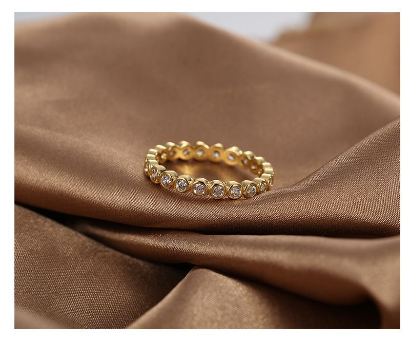 Anello semplice e versatile con design a nicchia, in ottone leggero di lusso placcato oro, con micro intarsi in zirconio bianco, anello per dito indice_voghion.com