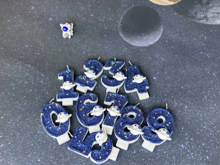 Cyfrowa dekoracja na przyjęcie z tortem, świeca urodzinowa, planeta wszechświat_voghion.com