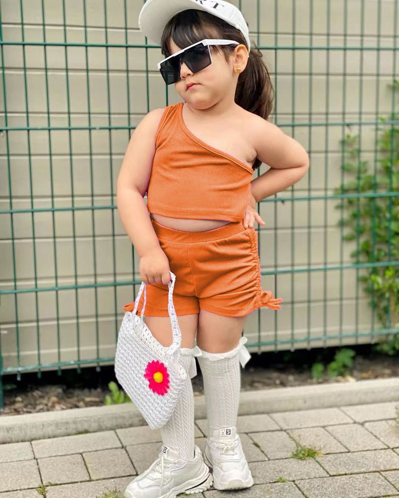 M8030 Nuovo set di due pezzi per ragazze con top monospalla e pantaloncini tinta unita estivi_voghion.com
