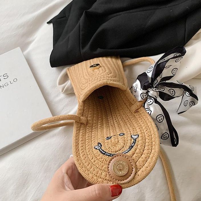 Handgewebte Umhängetasche aus Stroh – Sommerliches Strandmuschel-Design mit verstellbarem Riemen_voghion.com