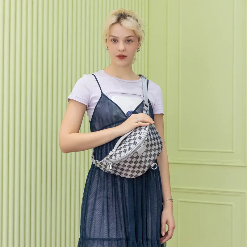Designer-Tasche, versandkostenfrei: Glitzernde, karierte Bauchtasche mit verstellbarem Riemen und Reißverschluss_voghion.com