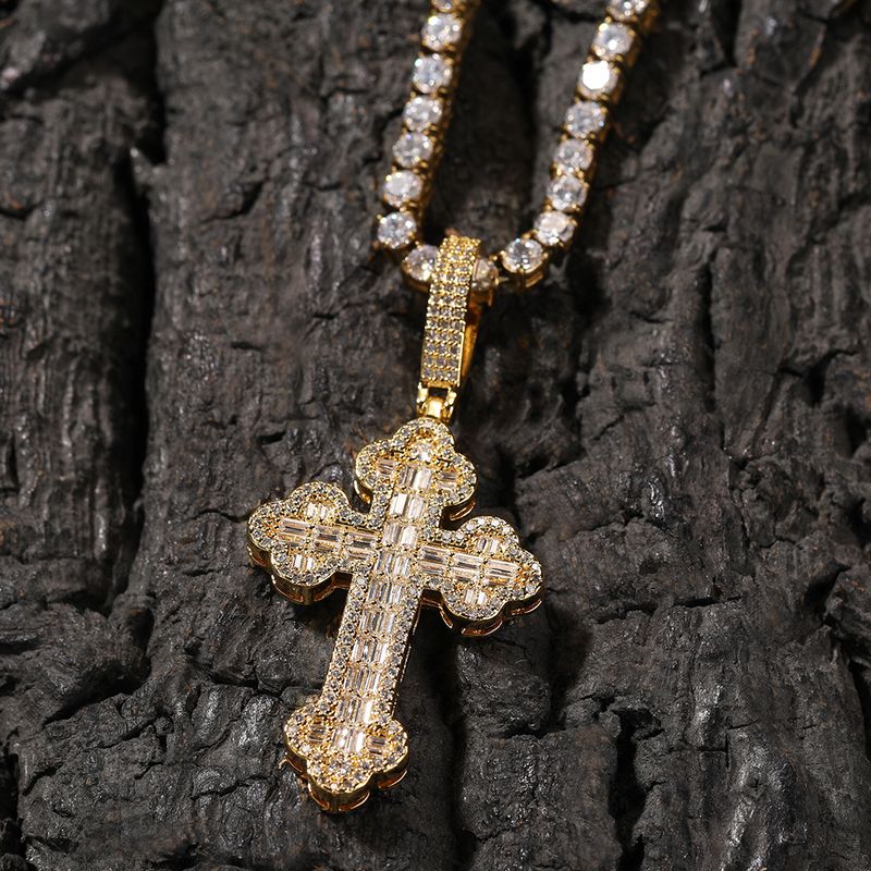Collana con ciondolo a forma di croce hip hop da uomo e da donna, con dettagli in diamanti e catena intrecciata per uno stile streetwear alla moda._voghion.com