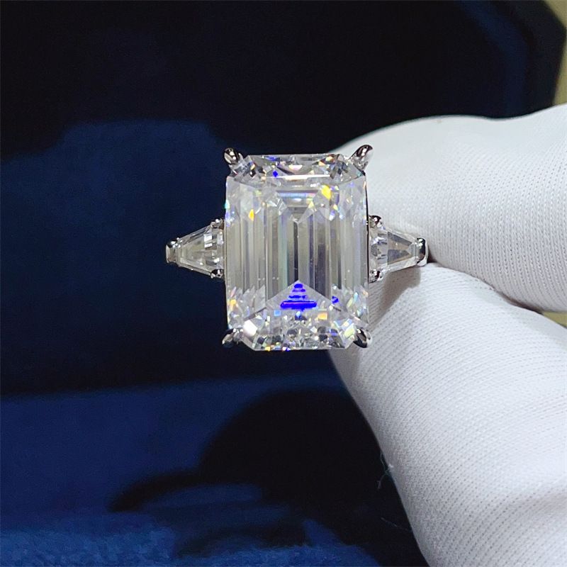 Karat 10 Smaragd Moissanite Damenring Rechteckige Drei-Stein-Modeserie_voghion.com