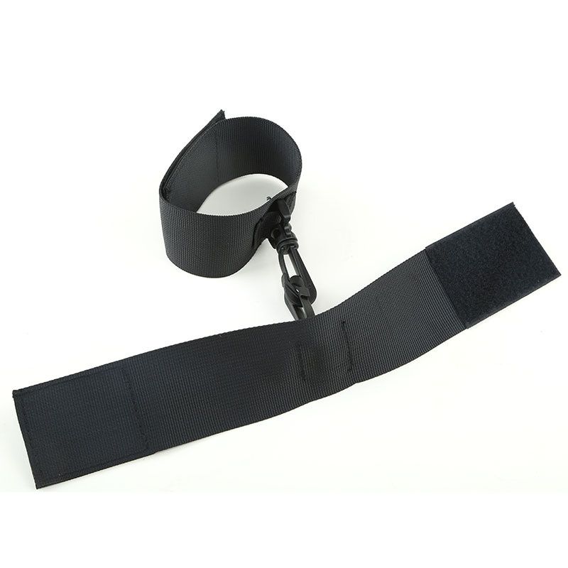 Sistema di ritenuta bondage a 4 punti: cinghie incrociate regolabili + polsini in pelle imbottiti per un gioco di potere sicuro_voghion.com