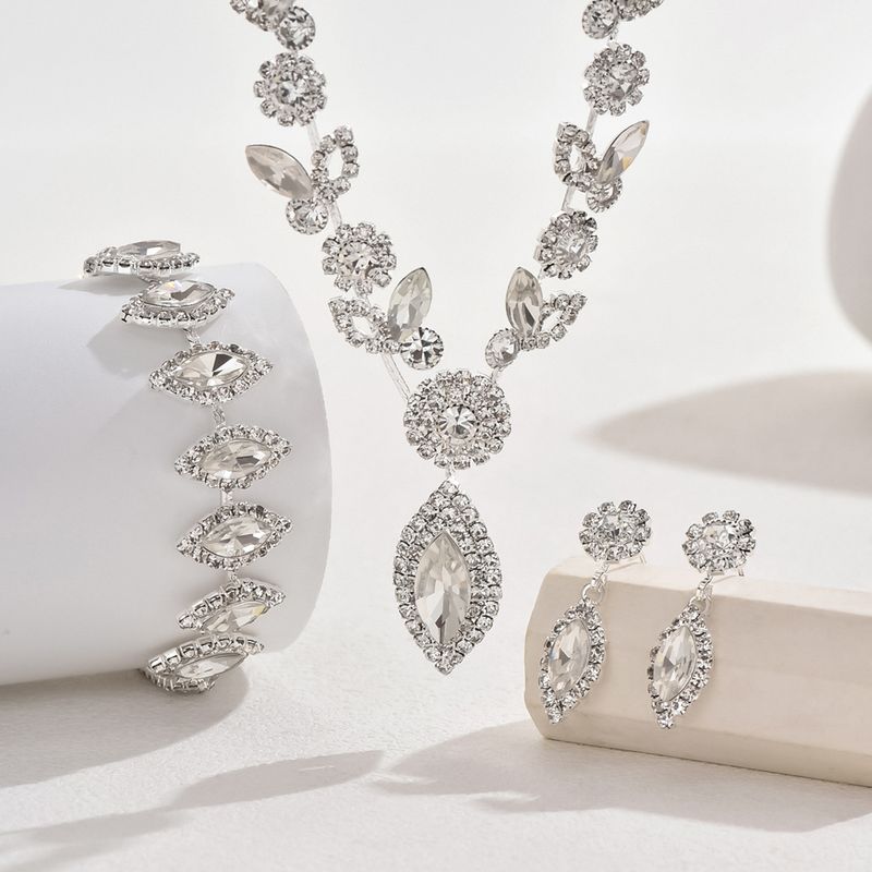 Set di gioielli da donna, gioielli di moda all'ingrosso, set di gioielli da sposa con fiori in cristallo bianco, collana, accessori per abiti da sposa e banchetti alla moda._voghion.com