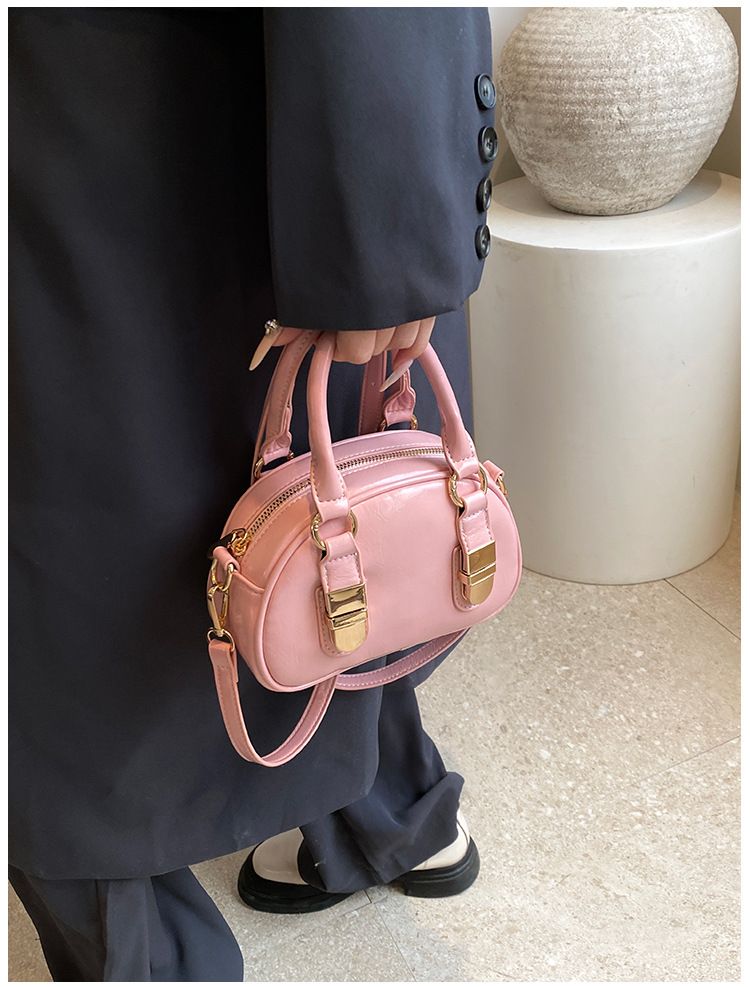 Fashionable Hand-held Bowling Bag For Women 2024 New Item Niche Retro Shell Bag High-end And Versatile Shoulder Bag Crossbody Bag_voghion.com