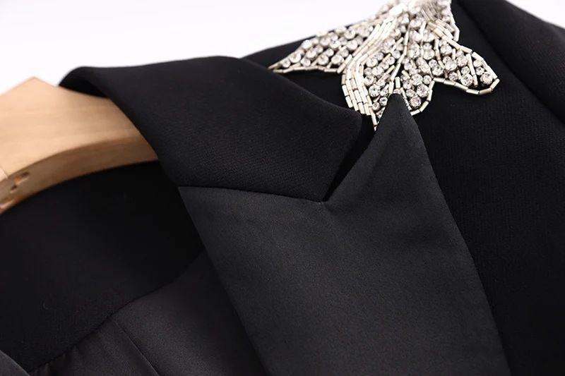 Abito da donna con colletto in raso e cintura pronto in magazzino_voghion.com
