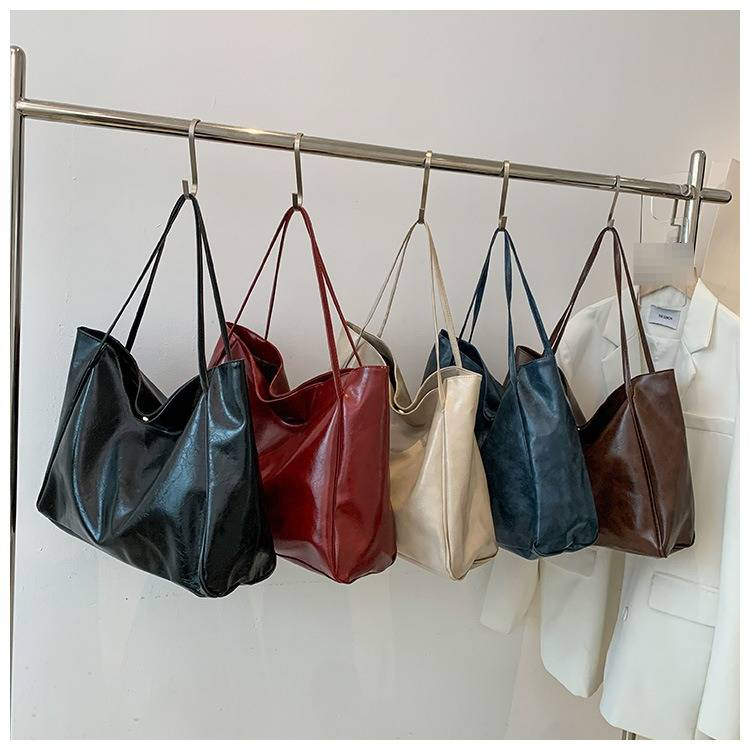 Borsa a tracolla in PU morbido di ispirazione vintage - Elegante borsa a tracolla con tracolla a catena, spaziosa e leggera per l'uso quotidiano (nero, beige, marrone, rosso)_voghion.com