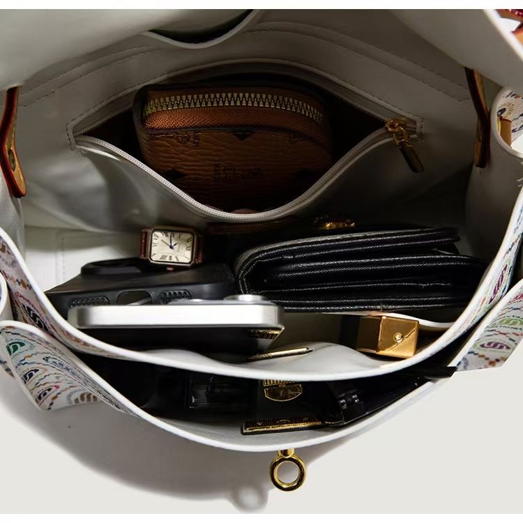 Designer Crossbody Bag Golden Classic Epsom Leather High-qualityhandbag Genuine Leather Handcrafted With Inner Zipper Pocket Strap_voghion.com