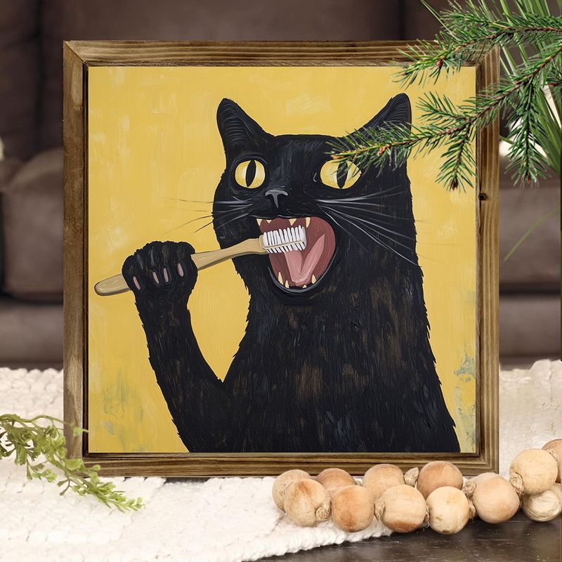 Encantador cuadro de gato negro de 20 x 20 cm con marco de madera, estilo rústico de granja. Gato negro cepillándose los dientes. Idea única de regalo navideño para el hogar, la cafetería y el baño._voghion.com