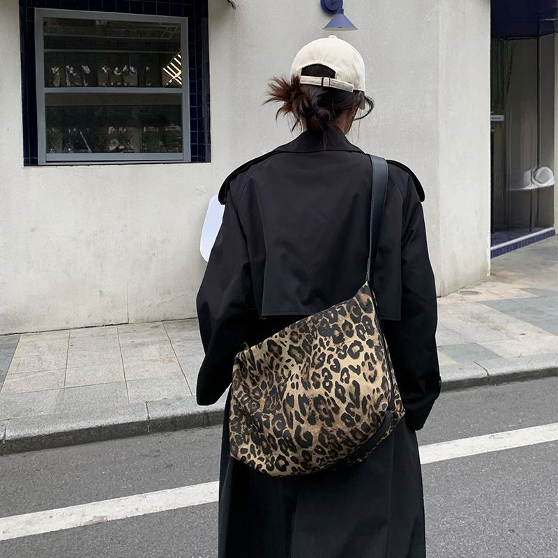 2025 Autumn/Winter New Niche High-end Women's Crossbody Bag, Loose And Comfortable, Multifunctional Commuter Design, Leopard Print Tote Bag_voghion.com
