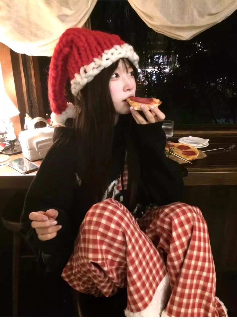 Κόκκινο για παιδική φωτογραφία, γλυκιά και χαριτωμένη ατμόσφαιρα, μεγάλο κεφάλι, μικρό πρόσωπο, ζεστό πλεκτό καπέλο_voghion.com