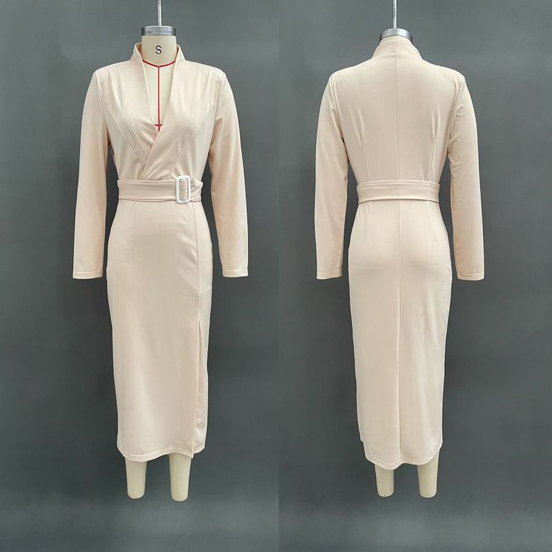 Robe moulante élégante d'automne à col en V et fente, coupe ajustée, longueur mi-longue._voghion.com