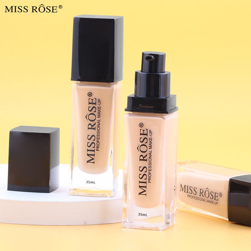 Diese Foundation bietet langanhaltende Deckkraft, die nicht verschmiert. Sie mattiert die Haut und spendet Feuchtigkeit._voghion.com