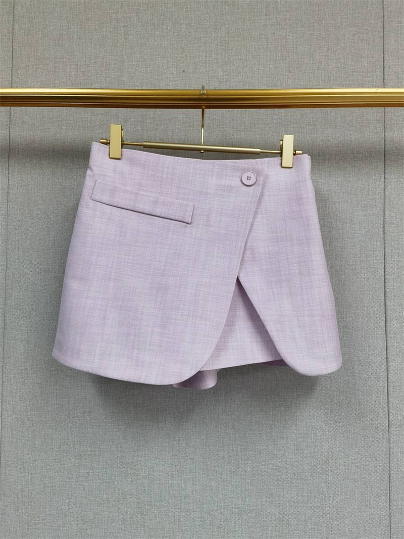 Ensemble gilet et short col V minimaliste français printemps-été – Tenue deux pièces élégante pour le bureau ou une sortie décontractée en rose crème glacée_voghion.com