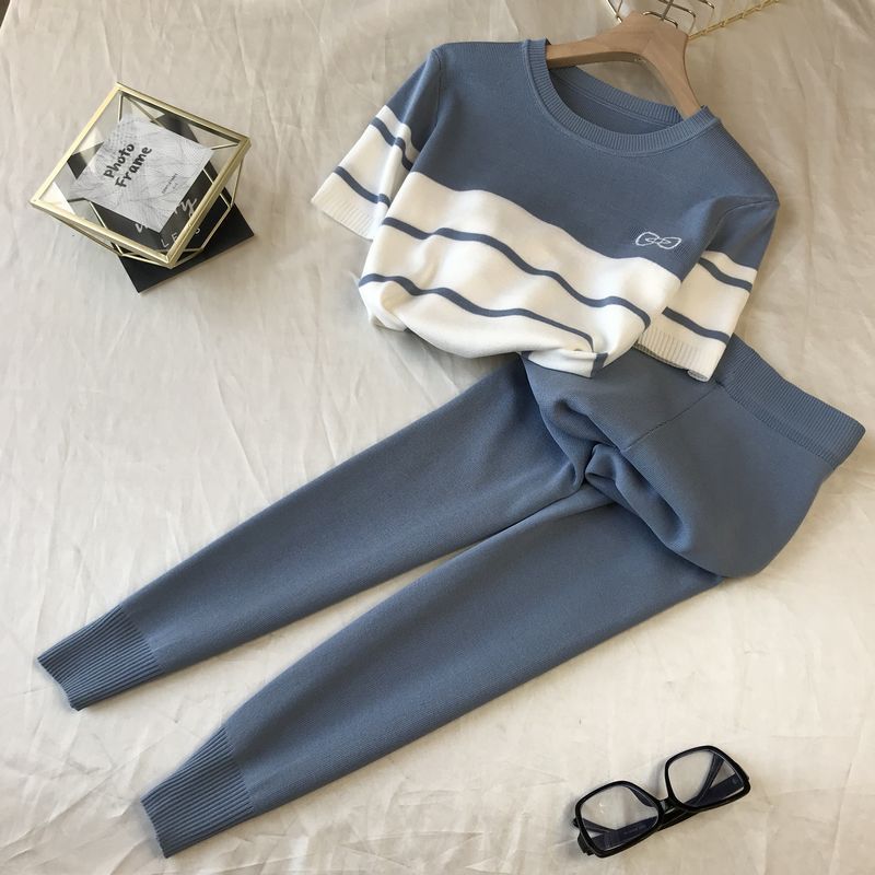 Set van gebreid damestopje met ronde hals, korte mouwen, zoete strik en contrasterende kleur + elastische skinny broek_voghion.com