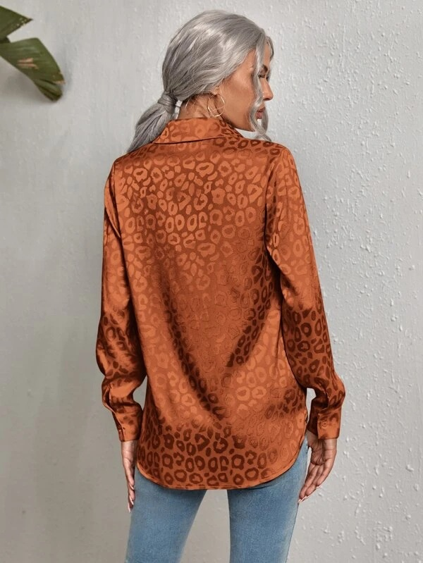 Camicia da donna a maniche lunghe con colletto aperto e bottoni, modello leopardato, modello 2025, in jacquard_voghion.com