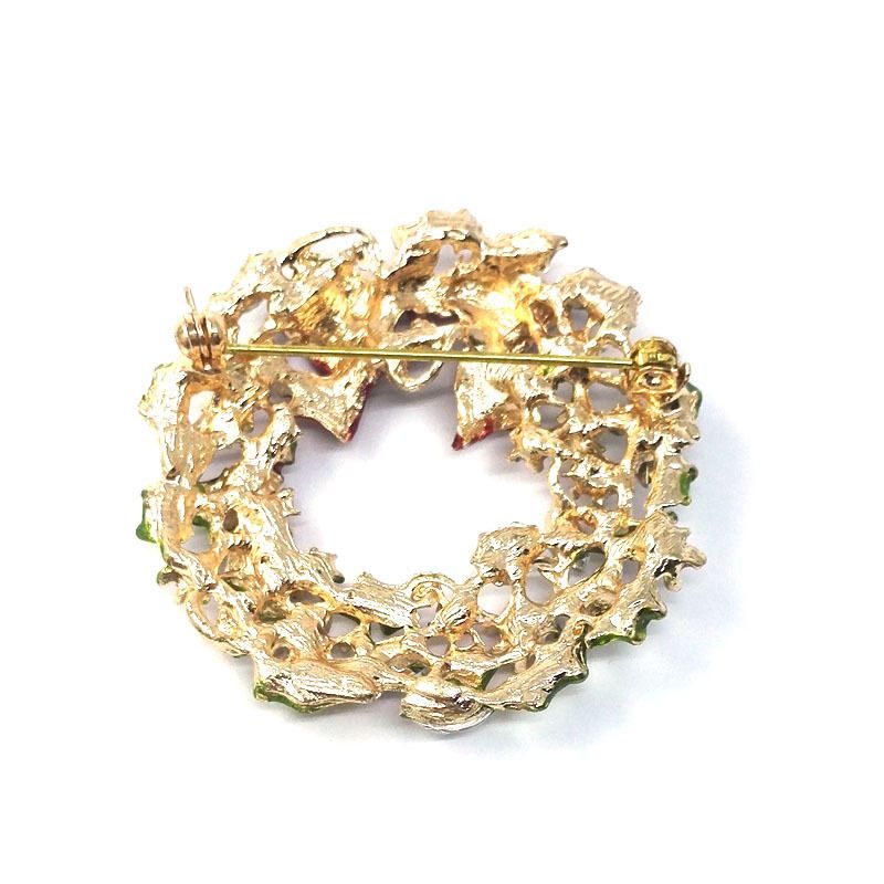 Nuova ghirlanda natalizia colorata alla moda ed elegante con spilla incastonata di diamanti, fiore sul petto delle donne_voghion.com