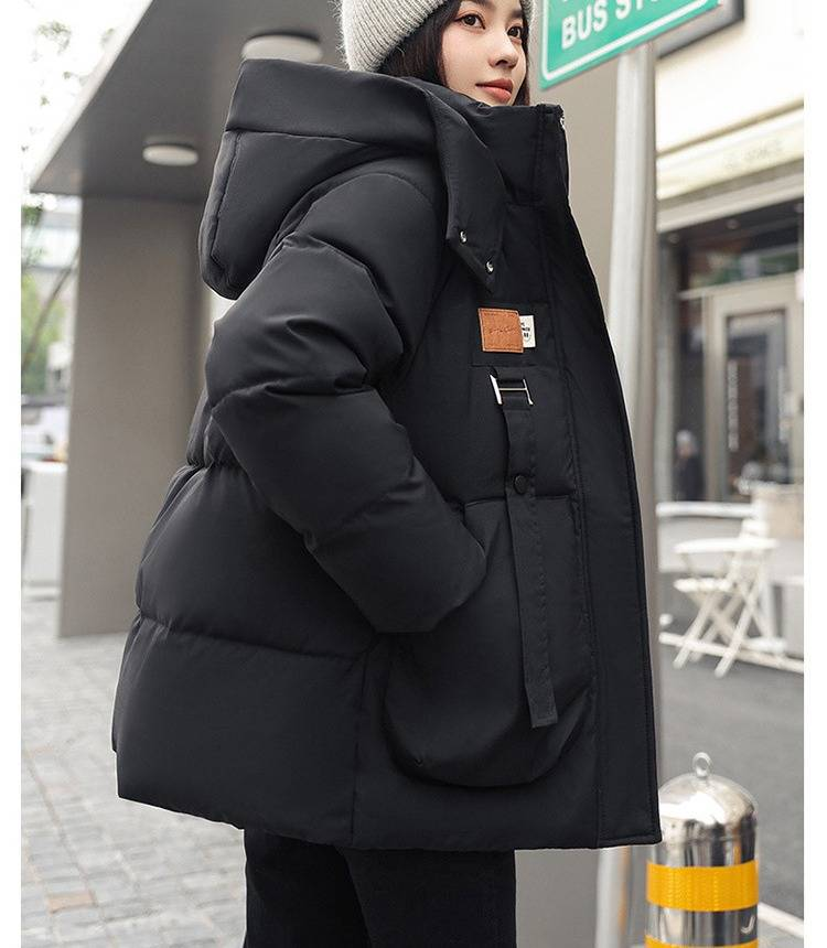 Damenbekleidung: Stilvoller Baumwollmantel mit Kapuze – Schlankheitsjacke im britischen Stil mit 3D-Taschen_voghion.com