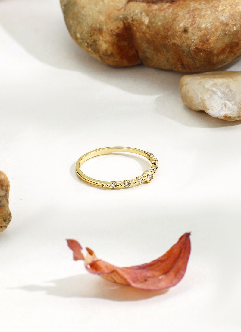 Anillo de lujo ligero con diamantes en forma de onda chapados en oro para novias, anillo apilable para el dedo índice y el meñique._voghion.com