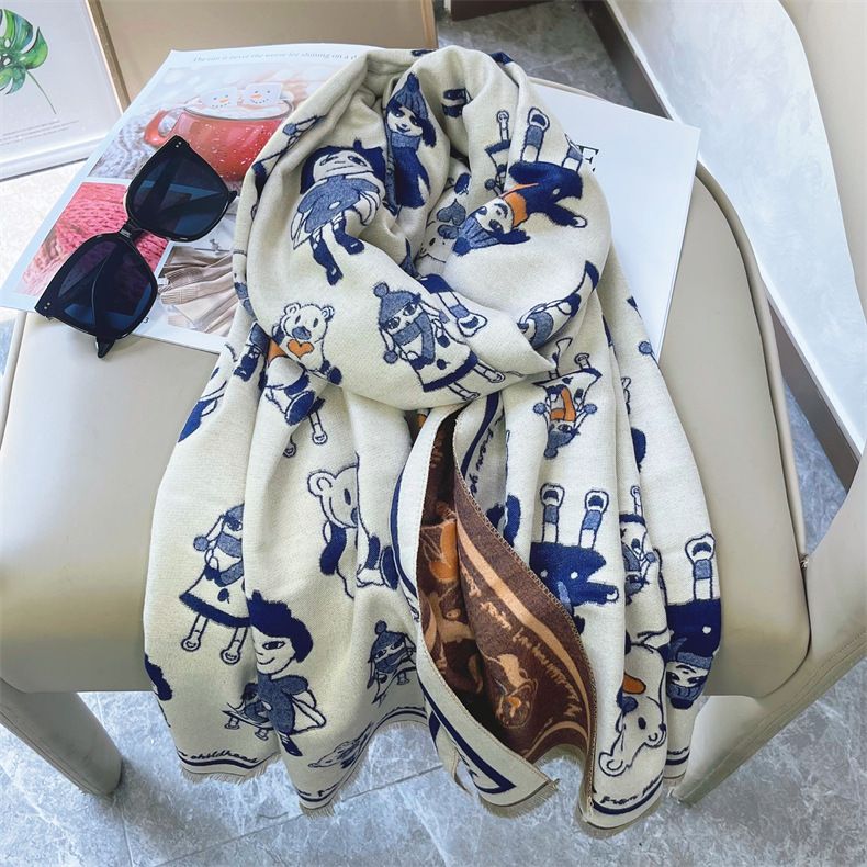 Coppia di studentesse in cashmere personalizzate, sciarpa scialle con nappe calda e alla moda per le donne_voghion.com