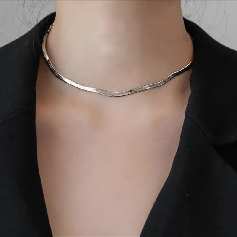 Catena in acciaio al titanio con clavicola Chai ad alta sensibilità, catena leggera di lusso, versatile, elegante, a forma di serpente._voghion.com