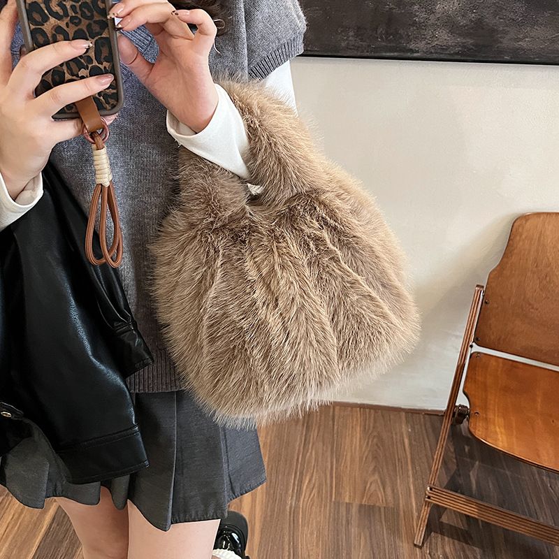 Plush for women, large capacity 2024 new autumn and winter single shoulder handbag, popular plush commuting bag_voghion.com