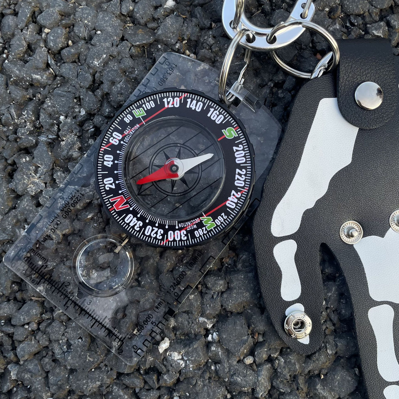 Original Compass Three Ring Skeleton Hand Keychain High End Niche Waist Pendant_voghion.com
