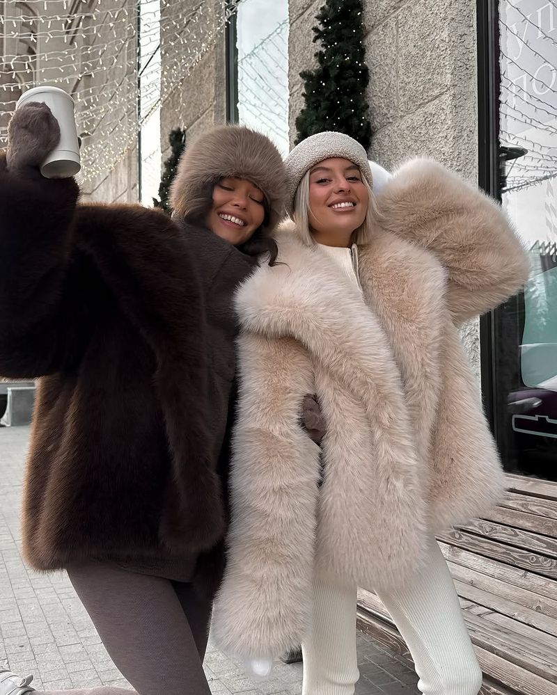 Damenbekleidung Luxus Kunstpelzmantel Damen Wintermode Kragen Flauschige Umweltfreundliche Fuchspelzähnliche Jacke Für den Großhandel_voghion.com