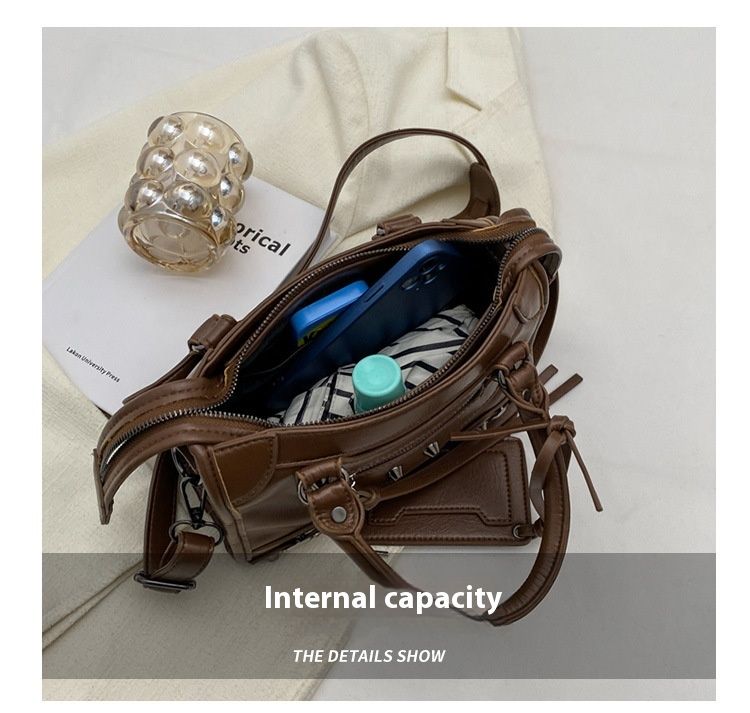 Torba damska 2024 nowa torba motocyklowa poduszka z nitami modna dojazdowa tekstura uniwersalna torba typu crossbody_voghion.com