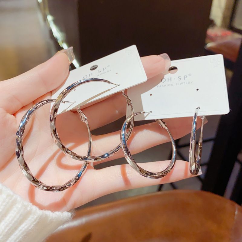 Orecchini pendenti a cerchio in metallo intrecciato unici da donna - Stile minimalista per un uso quotidiano elegante e versatile | Design snellente per le orecchie_voghion.com