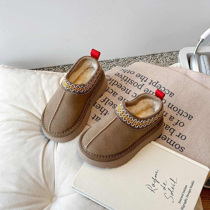 Kinder-Schneestiefel mit dicken Sohlen 2025 Winter New Style Outdoor Warm Fleece-gefütterte Schaffell-wasserdichte Pelzschuhe_voghion.com