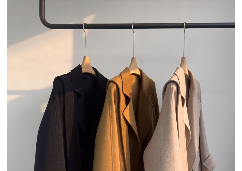 Trench double-face di lusso in misto cashmere e seta per donna – Elegante design con spalle scese, cappotto lungo aderente con drappeggio lusinghiero_voghion.com