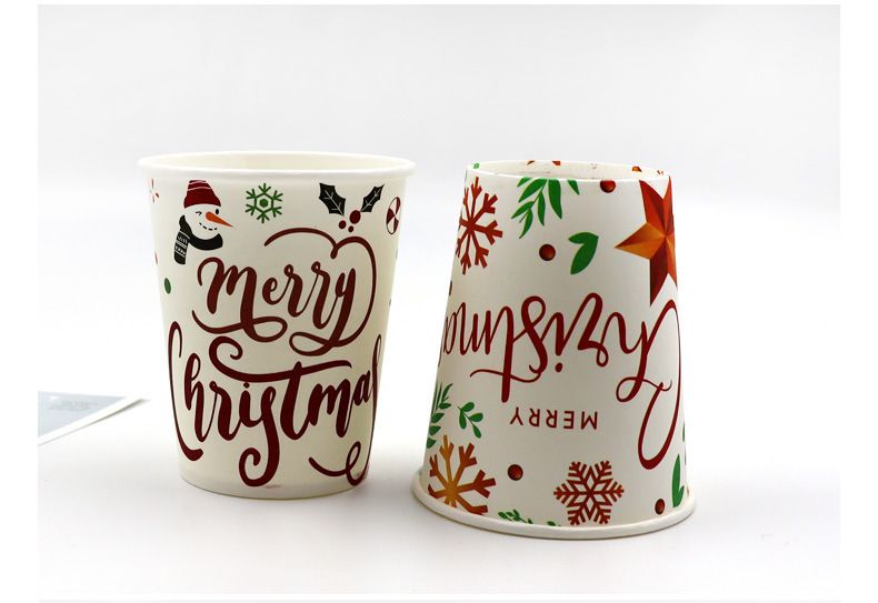 Nowy zestaw jednorazowych kubków papierowych i talerzyków papierowych o tematyce bożonarodzeniowej. Zestaw jednorazowych kubków papierowych i talerzyków papierowych na Boże Narodzenie._voghion.com