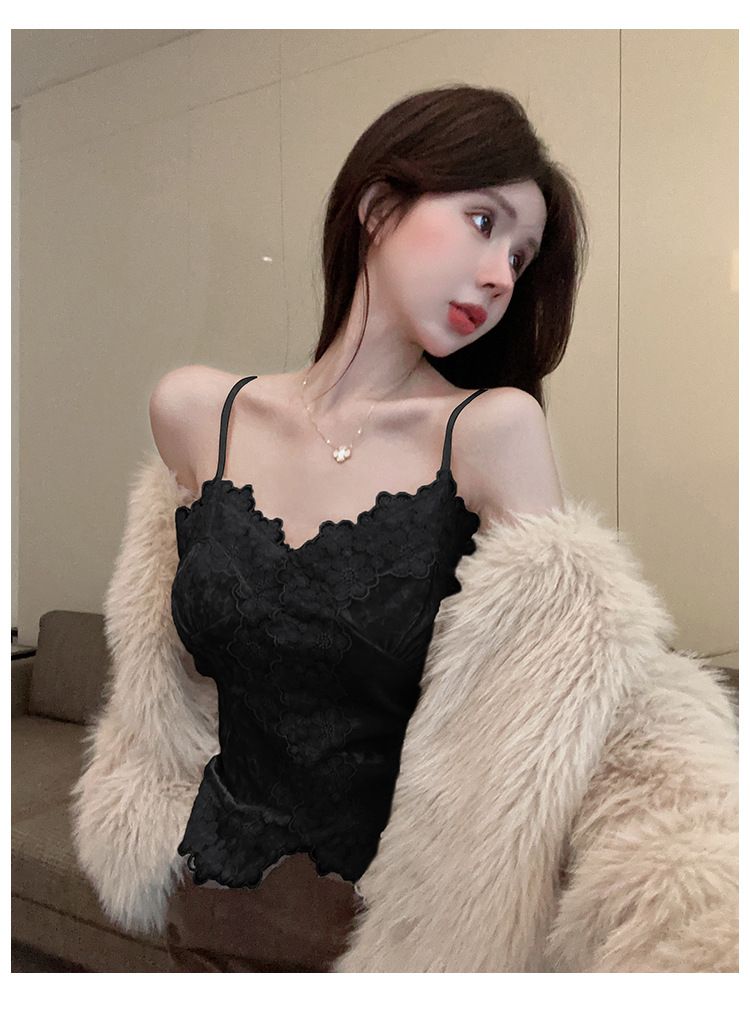 Una canotta sexy in pizzo e velluto francese da indossare come base per un piccolo tailleur._voghion.com