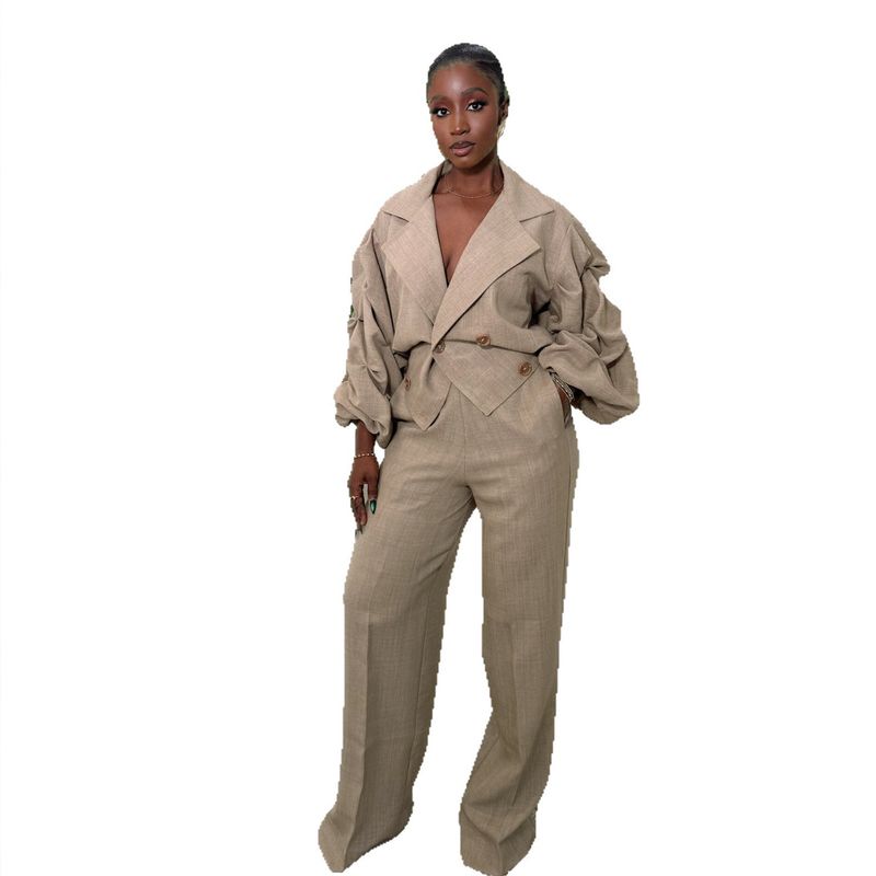 Completo da donna per il pendolarismo: camicetta con ampio risvolto e pantaloni con maniche a pieghe_voghion.com