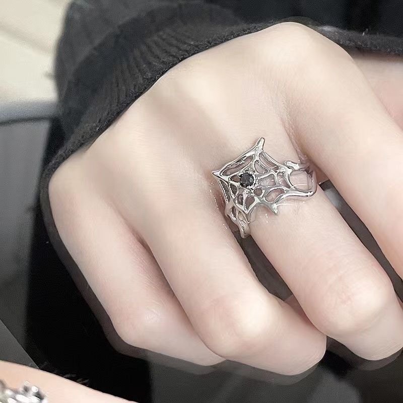 Anello con chiodo a forma di ragno, in stile retrò scuro, con gemma nera, design di nicchia, anello aperto in stile freddo di alta qualità_voghion.com