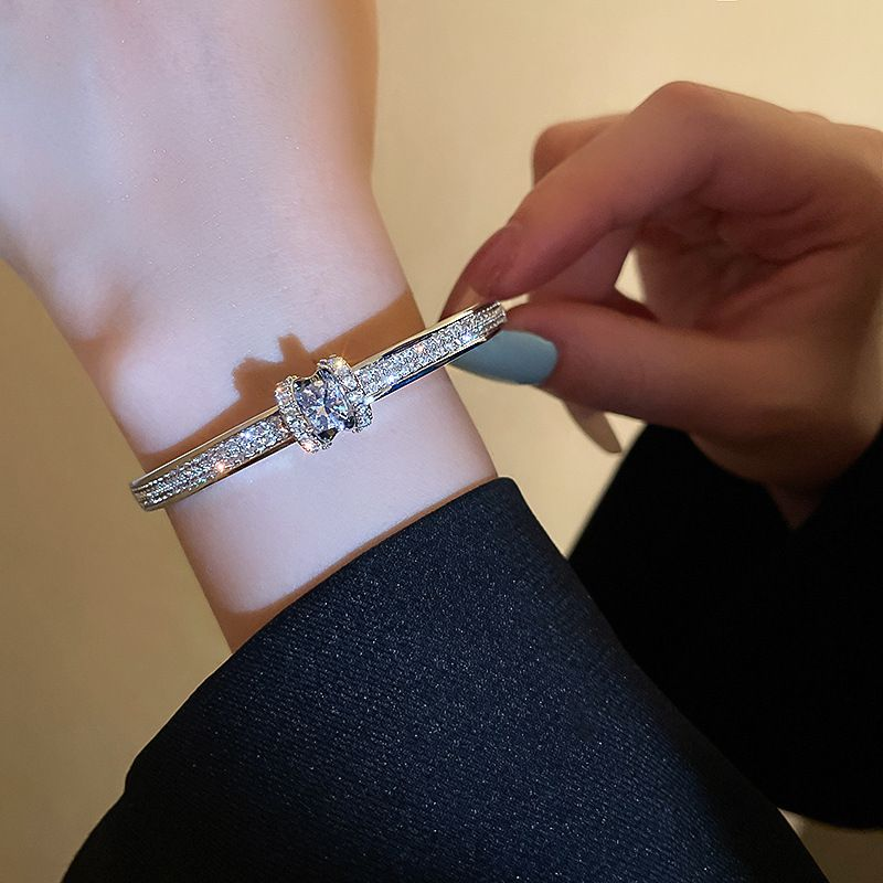 Designer Fashion Geometric Dia-encrusted Roman Circle Girlfriends Bracelet_voghion.com