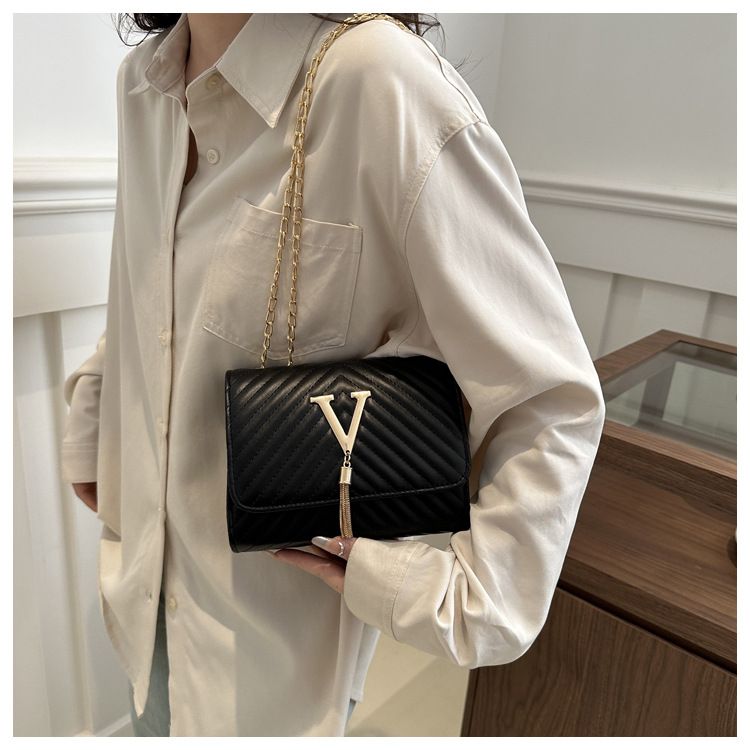Borsa a tracolla con decorazione a V con nappe ricamate, semplice e versatile, da donna, modello 2024_voghion.com