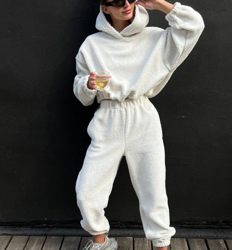 Ensemble pull et pantalon en polaire à manches longues et col rond pour femme - Tenue streetwear décontractée deux pièces (disponible en beige, bleu, noir, blanc)_voghion.com