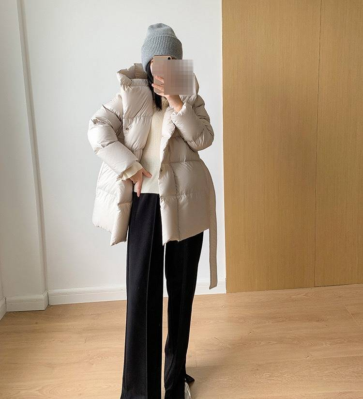 Damen-Daunenjacke mit kurzem Taillengürtel und Kapuze und Füllung aus 90 % weißen Entenfedern, schmal geschnittener Wintermantel für den Weg zur Arbeit und als Freizeitkleidung_voghion.com