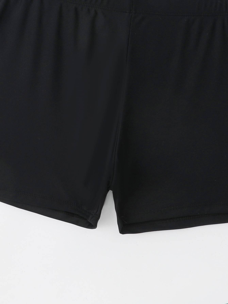 Fat Sister porte un maillot de bain fendu confortable et minimaliste avec un pantalon ample à coins plats_voghion.com