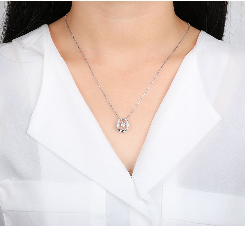 Liicht Luxusaccessoiren, Halskette aus purem Sëlwer, minimalistesch Schléissebeenkette fir Fraen, mikro-ageleete Buschtaf U-fërmeg_voghion.com