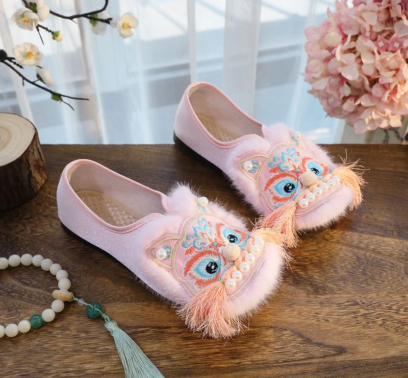 ShoeGlobe 2025 Neue flache Schuhe im chinesischen Stil, Retro-Ethno-Design, bestickt mit Tigerkopf-Motiv für Damen_voghion.com