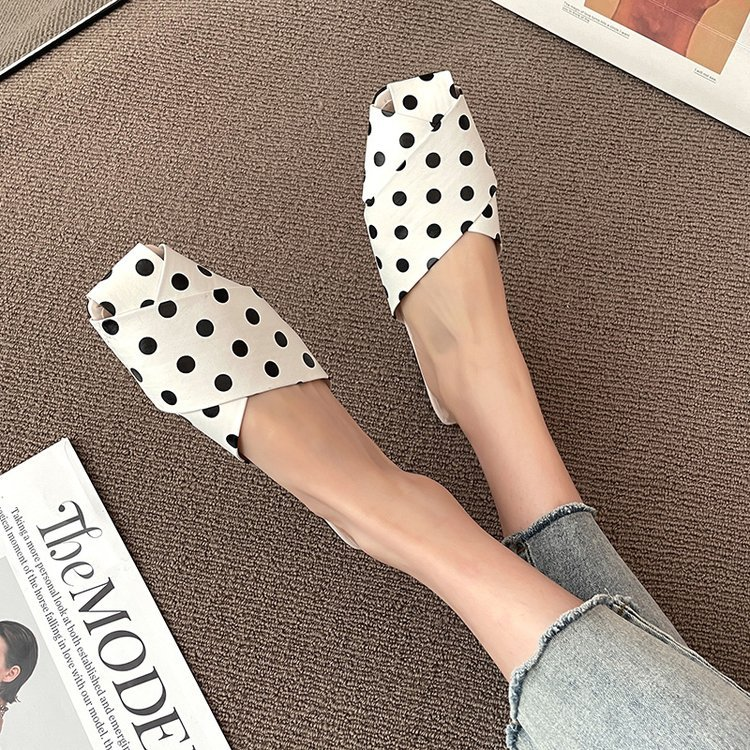 Zapatillas de mujer con puntera cubierta y lunares, sandalias con tiras cruzadas de cuero, sandalias con recortes, chanclas de verano 2022_voghion.com